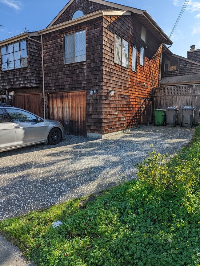 Building Photo - 5720 Claremont Ave