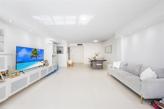 Building Photo - 1001 91st St Unit 303