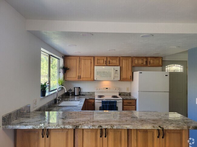 Building Photo - Stunning Lenore House With Breathtaking Views