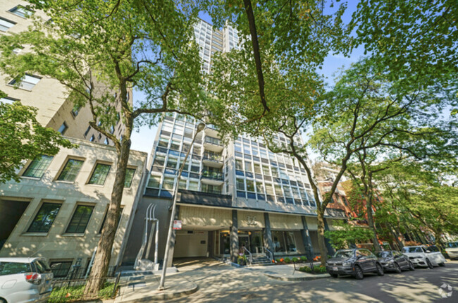 Building Photo - 30 E Elm St Unit 14D Rental