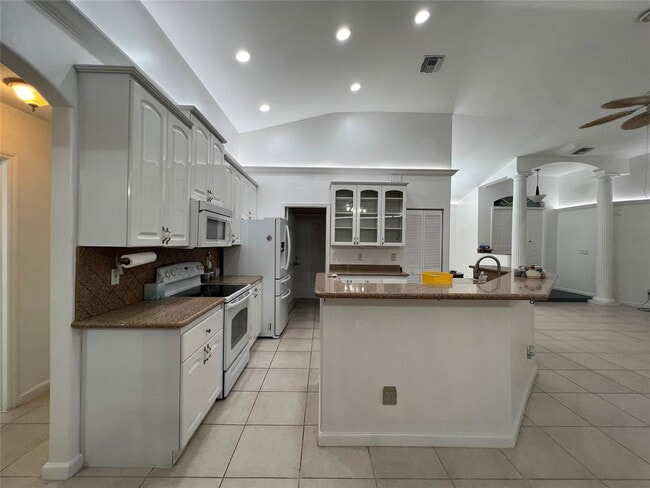 Building Photo - 7400 SW 37 Ct Rental