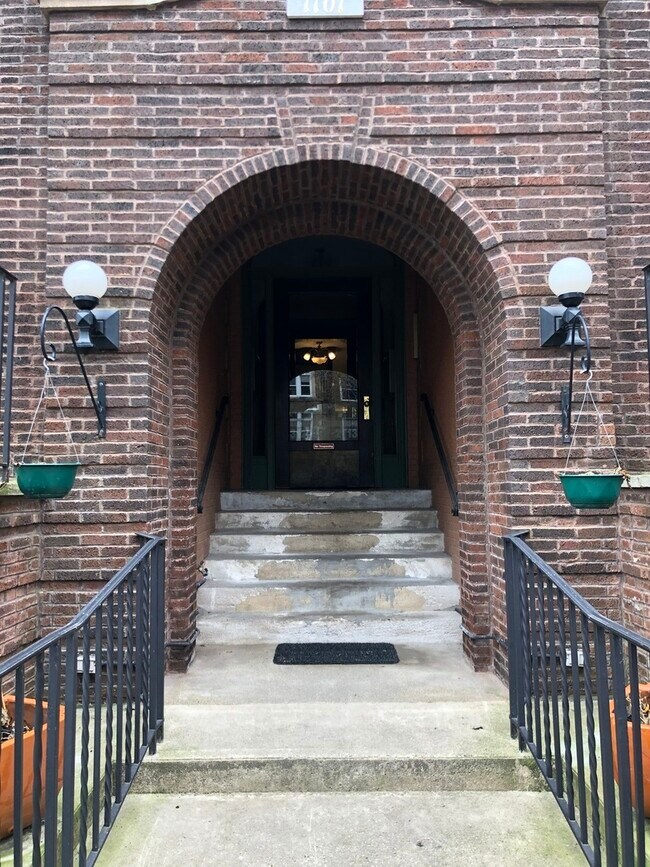 Photo - 1101 W Pratt Blvd Unit 1W