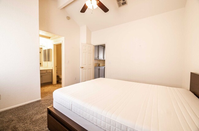 Building Photo - Cute FURNISHED 2 Bedroom Condo FOR RENT!