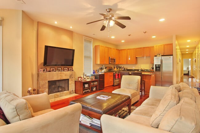 Building Photo - 1449 N Wicker Park Ave Unit 301