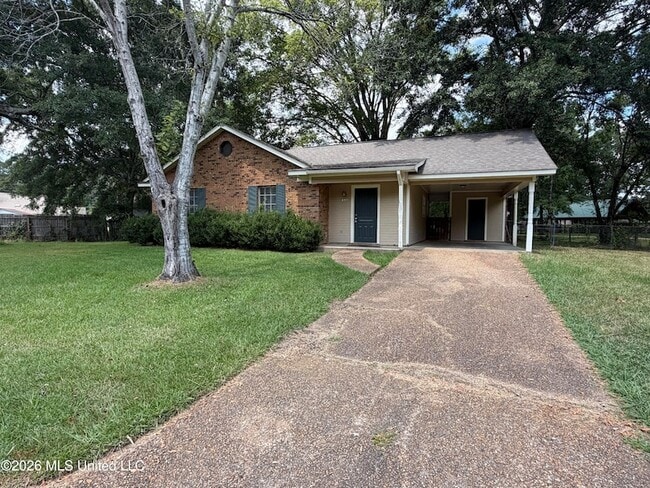 Building Photo - 1695 Ravenwood Ln