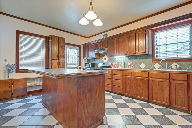 Photo - 2412 Oakdale St