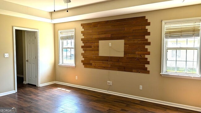 Photo - 210 Strawbridge Ln