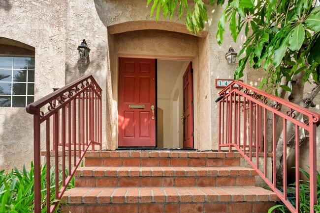 Building Photo - Great detached Home in Pacific Beach! Avai...