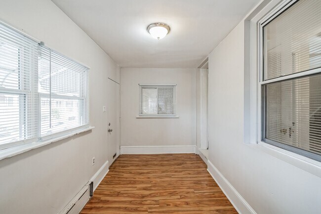 Photo - 5740 Hunter St