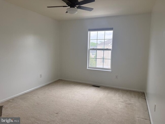 Building Photo - 121 Acorn Dr