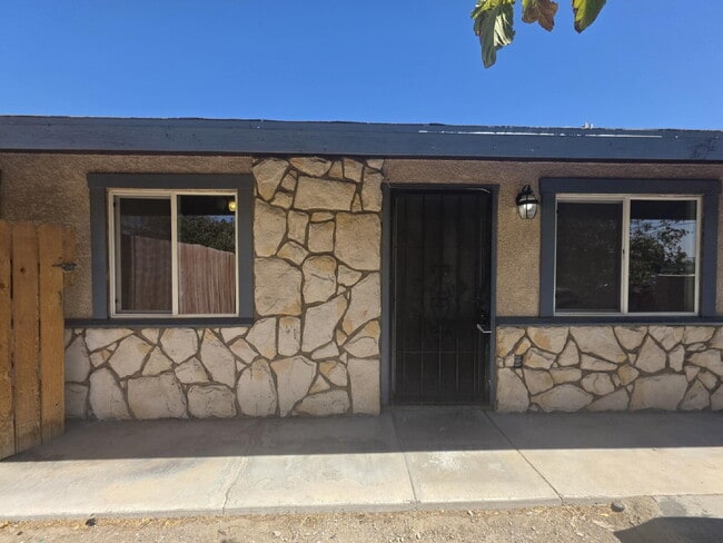 Building Photo - "Cozy 2-Bedroom Haven in North Las Vegas – 810 Sq Ft of Comfort on Harvard St!" Unit B