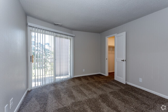 2BR, 2BA - 963 SF