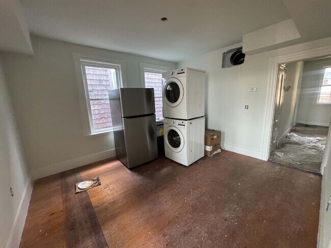 Photo - 454 E 6th St