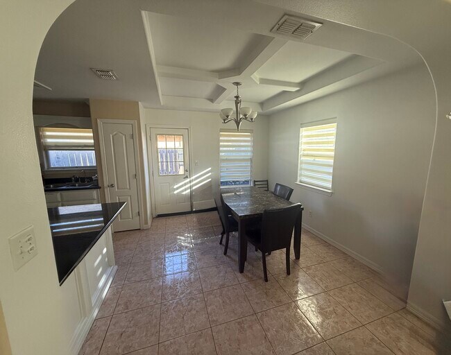 Photo - 1803 W Bronze St Unidad 2