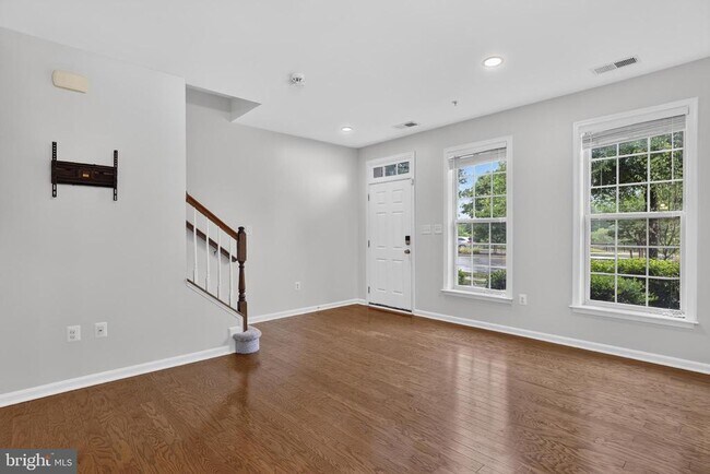 Photo - 2613 Campus Way N