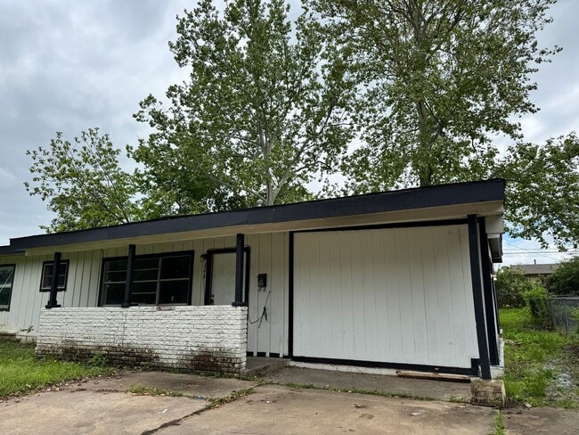 Spacious Open 3 Bedroom Home - Spacious Open 3 Bedroom Home