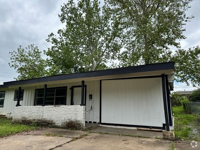 Building Photo - Spacious Open 3 Bedroom Home