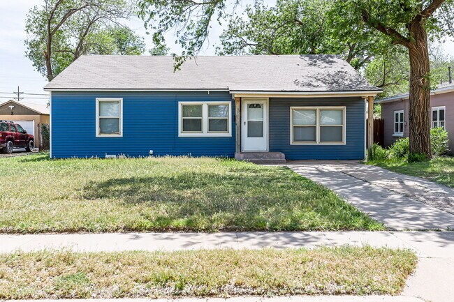 Building Photo - 3 bedroom just minutes away from TTU and Hospitals!