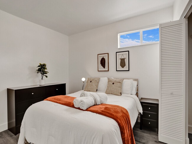 Building Photo - 725 NE 7th St Rental