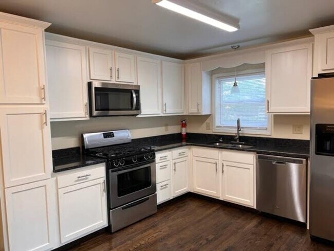 Photo - 7956 Cherry Hill Dr NE