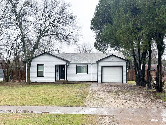 Building Photo - 230 E Colonial Dr