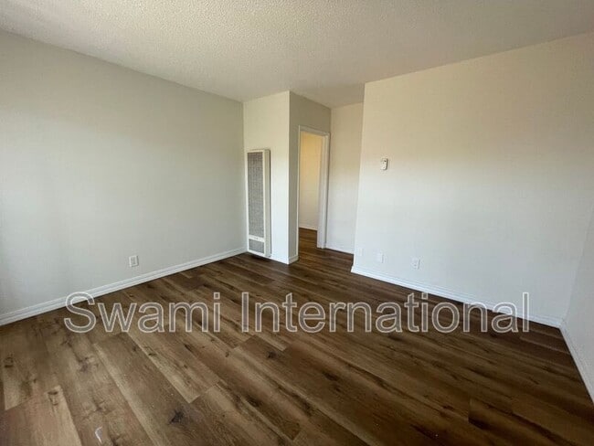 Photo - 860 W 50th Pl Unit #2