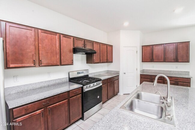 Photo - 637 E Buckingham Ave