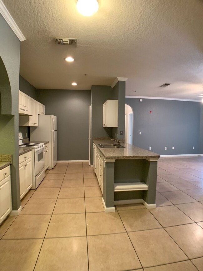 Photo - $600 Deposit* Beautiful 2/2 with pool view...