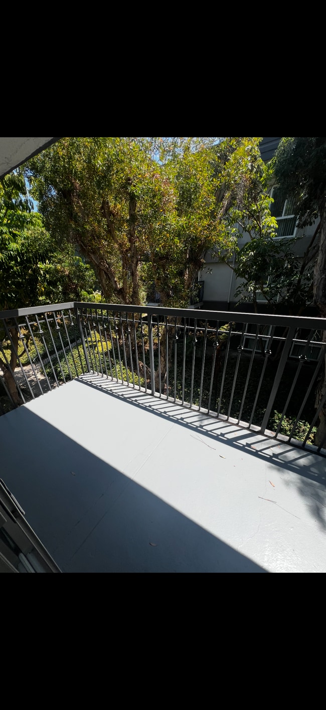 Photo - 3650 Barham Blvd Unidad Apt T308