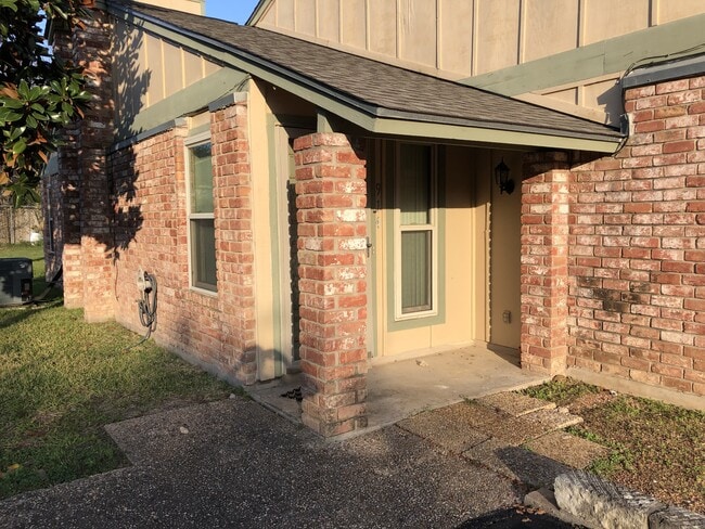 Photo - 914 W Meadowmere Ln