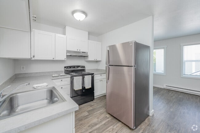 2BR, 1BA - 724SF - Kitchen - La Madera Apartments