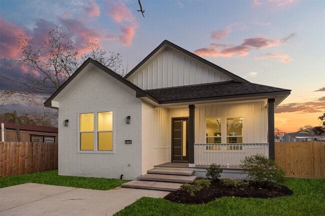 Photo - 615 Lettie St