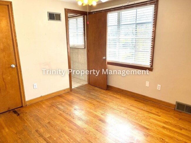 Photo - 122 Marshall St