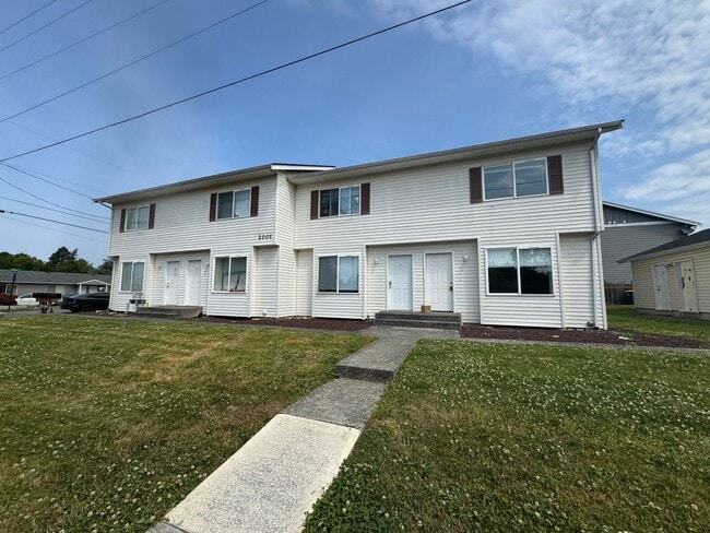 2 Bed 1.5 Bath Unit! - 2 Bed 1.5 Bath Apartment Unit! Unit D