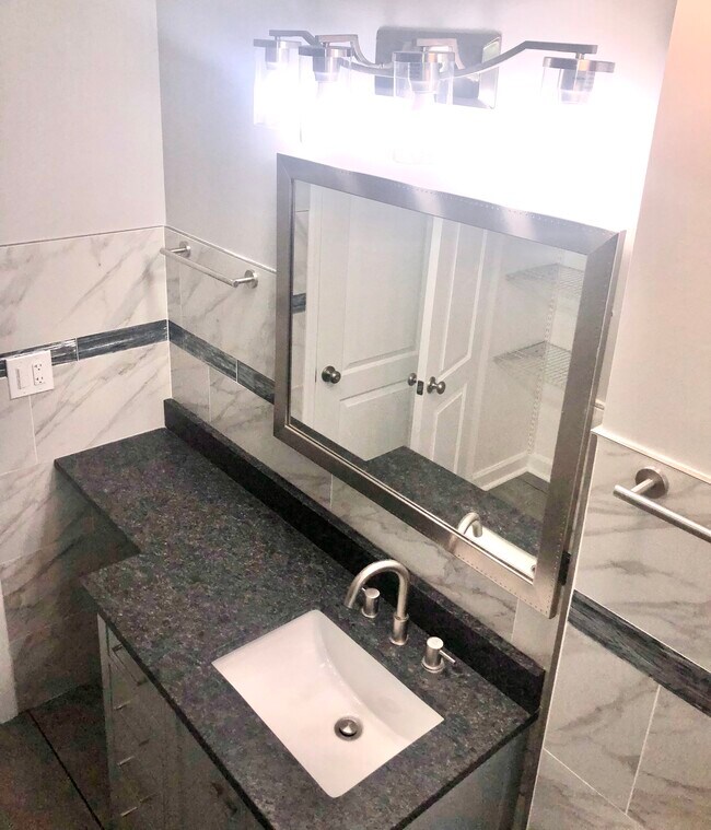 Luces, espejo y herrajes nuevos. - 771 56th St Unidad 1st Floor