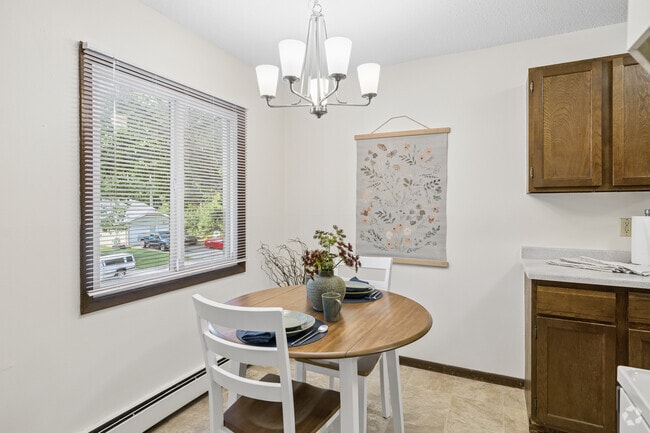 1BR, 1BA - 663SF - Dining Area - White Oaks Apartments
