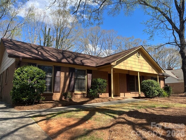 Photo - 906 McLaughlin Dr