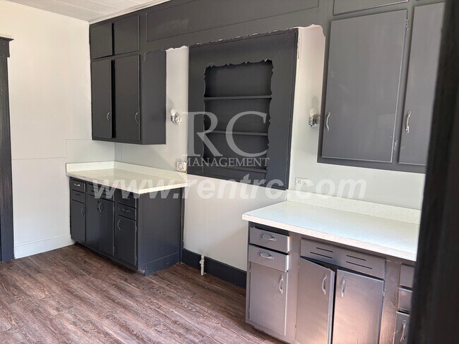 715 Woodbury-