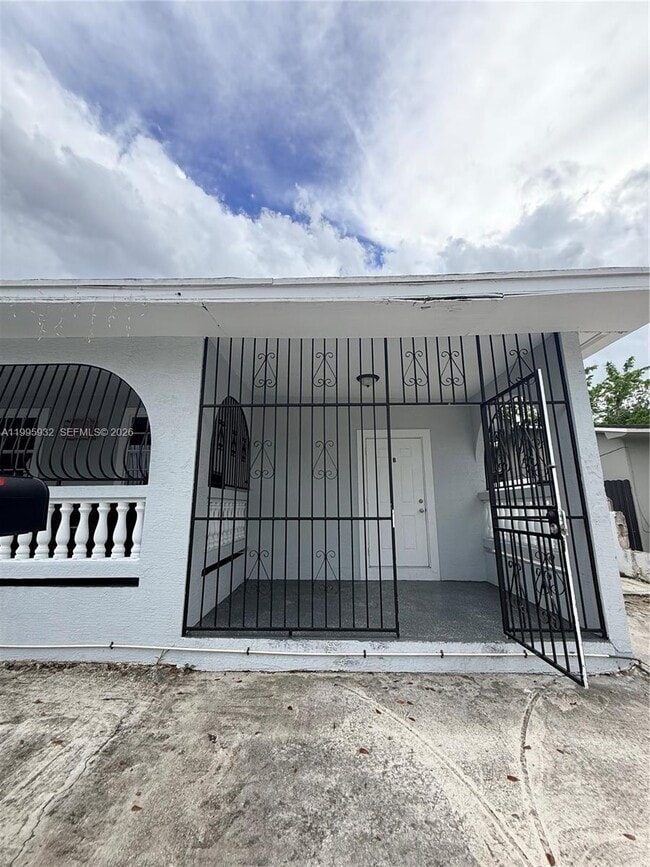 Building Photo - 2250 NW 103rd St Unit B