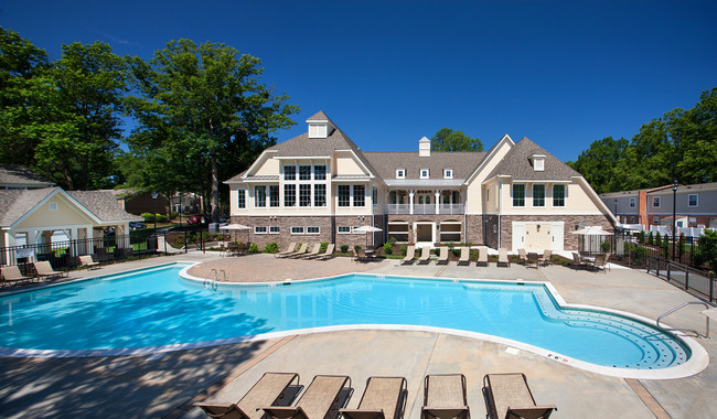 Pool and Clubhouse - Kings Crossing Apartments