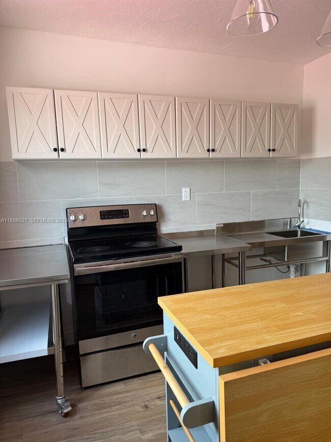 Building Photo - 1432 NE 163rd St Unit 2