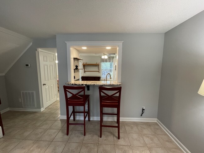 Barra/pasillo de cocina, ideal para recibir invitados y accesible desde la sala de estar. - 4204 Whistler Ct