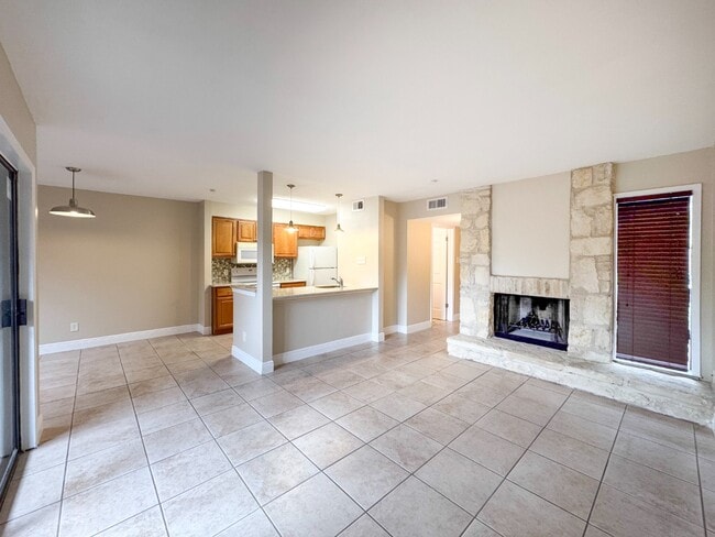 Building Photo - Spacious 1 Bedroom 1 Bathroom Condo in NE San Antonio! Available NOW! Unit 160P