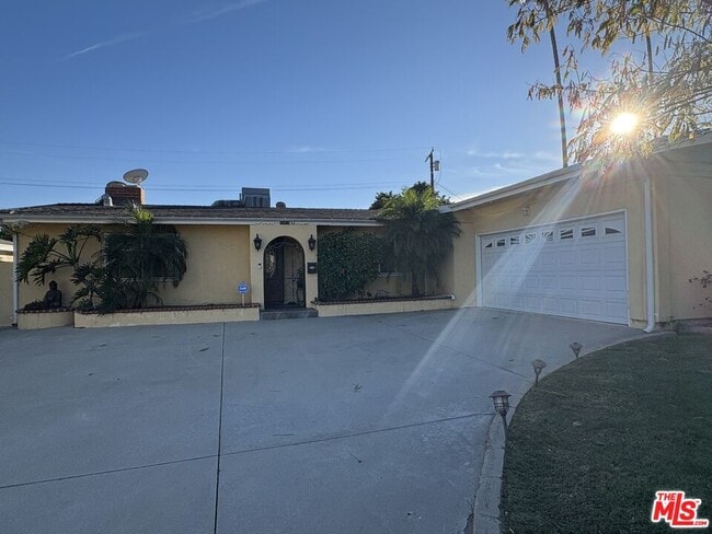 Photo - 20424 Marilla St