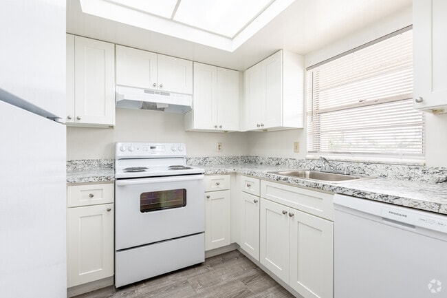 2BR, 2BA - 850SF - Kitchen - Rex Haven Apartments