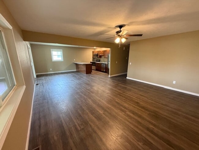 Photo - 115 W Ash St