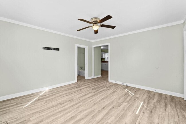 Photo - 2005 Walker St