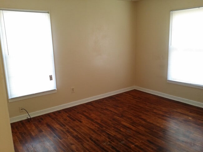 Photo - 907 E Avenue G