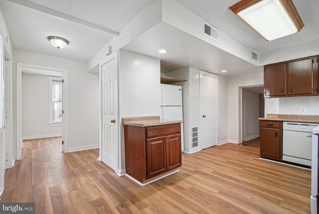 Building Photo - 7405 Columbia Ave Unit 1