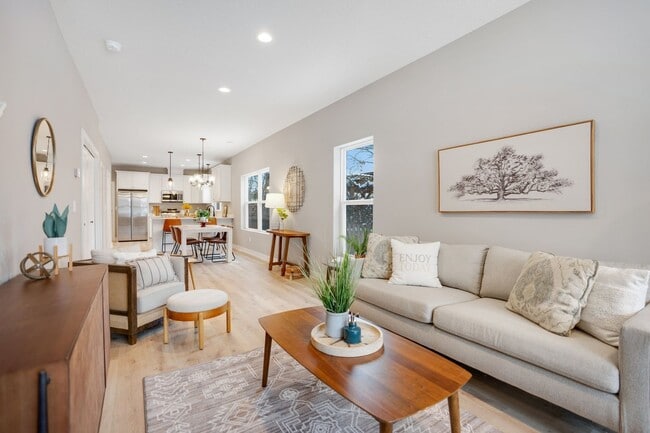 Building Photo - 423-421 12th Ave N Unit 421